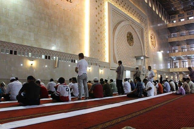 Shalat berjamaah di masjid