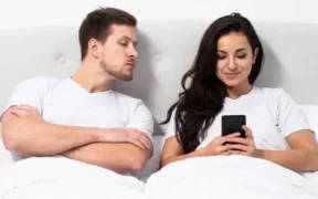 Tanda pasangan melakukan micro cheating